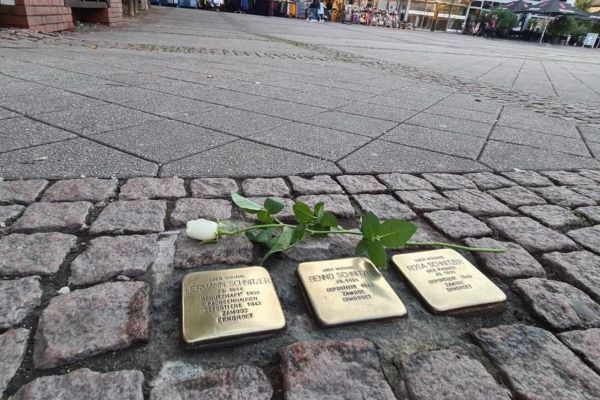 Stolpersteine wurden von Kinder und Jugendlichen gereinigt