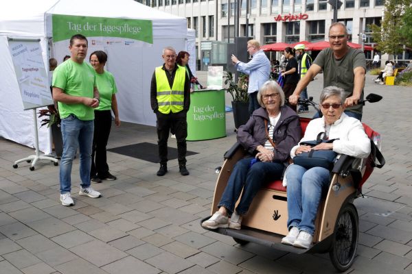Mit der Rikscha durch die Stadt: Die Rundfahrten wurden gerne genutzt. Fotos: Jens-Martin Gorny