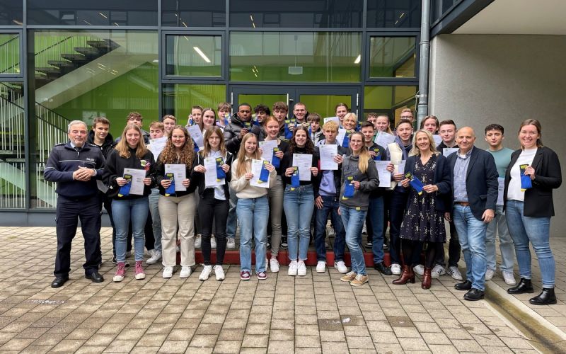 Erstes Zeugnis für Polizeischüler am Klaus-Steilmann-Berufskolleg