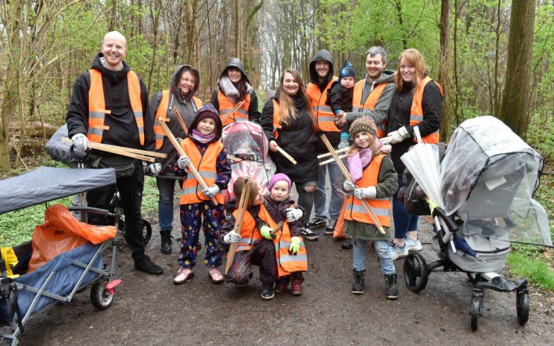 Marcel Stehl mit seiner Stadtputz-Gruppe im Volkspark Hiltrop
