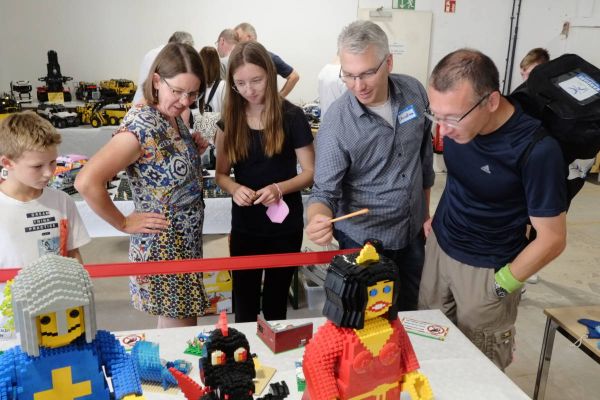 Harpener stellt beim Sommerfest der Bib der Dinge seine Lego-Kreationen aus