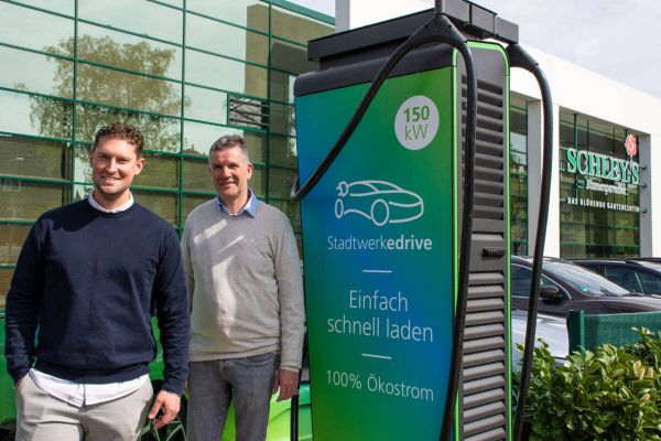 Stadtwerke installieren Schnellladestation für Elektroautos bei Schley's