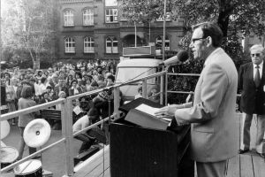 Bochums damaliger Oberbürgermeister Heinz Eickelbeck bei der Eröffnung der Bürgerwoche 1980.
