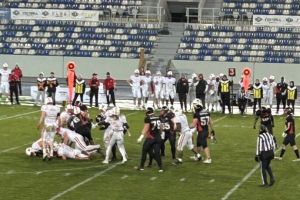 Alle 3000 Zuschauer feuerten die deutsche Football-Nationalmannschaft von der Westtribüne aus an. Foto: Gerd Strohmann