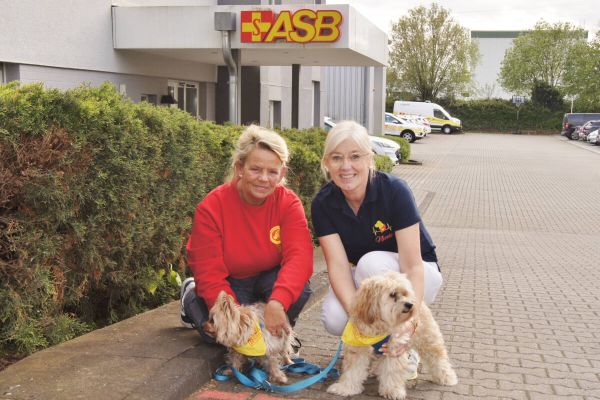 Nicole König und Nicole Brandenburger mit Louis und Lenny