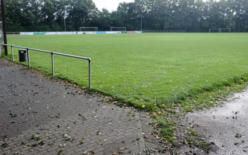 Im dritten Quartal soll es mit den Bauarbeiten losgehen: der Sportplatz am Hillerberg bekommt zwei Kunstarsenplätze und ein neues Funktionsgebäude mit Umkleiden, Duschen und Lagerräumen