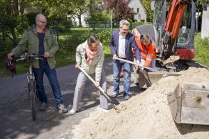 Erster Spatenstich zum Bau der Veloroute 1 in Bochum,  durch Bochums Stadtbaurat Dr. Markus Bradtke, die Leiterin des Tiefbauamtes Susanne Düwel, Matthias Olschowy, Nadine Noblet und Tobias Mühling vom Tiefbauamt Bochum.
