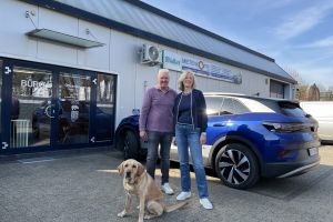 Feiern dieses Jahr das 50-jährige Firmen-Jubiläum: Martina und Ingo Mietenkorte mit Labrador-Rüde „Balu“.