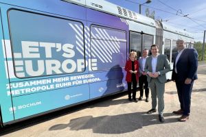 Werbung für die Europawahl: In Zusammenarbeit mit der BOGESTRA und dem Regionalverband Ruhr fahren in
Bochum Straßenbahnen unter dem Logo „Let´s Europe“ durch Bochum.