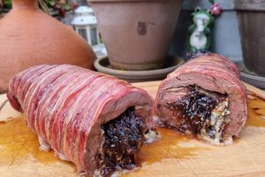 Gefülltes Rinderfilet mit roten Portwein-Zwiebeln, Bacon und Blauschimmelkäse