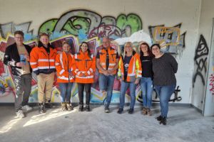Beim ersten “ Tauben-Meeting“ (vl.n.r.) Bezirksbürgermeister Dirk Meyer, Roman Schmidt, Melek Topal, Larissa Zielinski (alle drei Deutsche Bahn), Peter Makolla (Firma Bauvira), Kerstin Boer (Tiefbauamt Stadt Bochum), Jacqueline Raiwa und Annika Güney. (beide Stadttauben Bochum) .