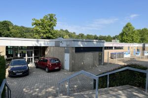 Wo jetzt die Autos parken, kommt der neue Eingang hin