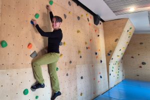 Melanie Tösmann an der Boulderwand. Foto: Eberhard Franken