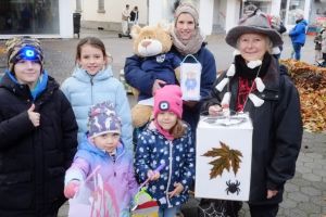 Die Vorsitzende des Gerther Treffs, Marion Kensy (rechts) mit Gerther Kindern am Treffpunkt an der Gerther Marktbude