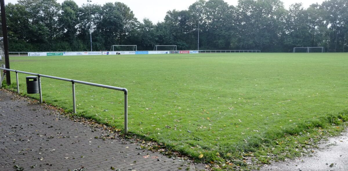 Im dritten Quartal soll es mit den Bauarbeiten losgehen: der Sportplatz am Hillerberg bekommt zwei Kunstarsenplätze und ein neues Funktionsgebäude mit Umkleiden, Duschen und Lagerräumen