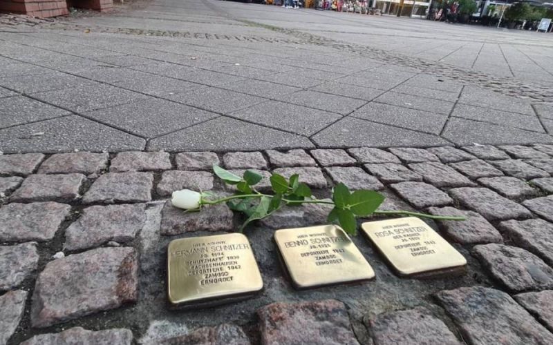 Stolpersteine wurden von Kinder und Jugendlichen gereinigt