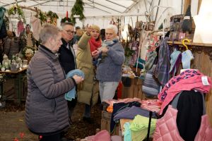 Selbst gestaltete weihnachtliche und winterliche Artikel sind beim Tag der offenen Tür sehr gefragt. Foto: Jens-Martin Gorny