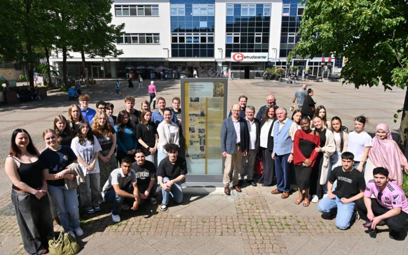 Zwölfte Stele auf dem Alten Markt übergeben