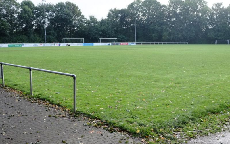 Im dritten Quartal soll es mit den Bauarbeiten losgehen: der Sportplatz am Hillerberg bekommt zwei Kunstarsenplätze und ein neues Funktionsgebäude mit Umkleiden, Duschen und Lagerräumen