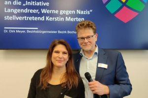 Bezirksbürgermeister Dirk Meyer überreichte Kerstin Merten die Medaille.