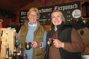 Der „echte Bochumer Eierpunsch“ – made in Weitmar: Brigitte Uhl, „Erfinderin“ der Rezeptur, mit Marianne Zygadlo, die ihr seit ihrem 15. Lebensjahr geholfen und vor 14 Jahren den Stand übernommen hat.