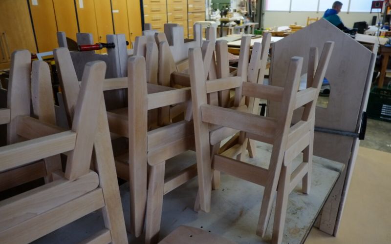 Suchtkranke reparieren Kindergartenmöbel