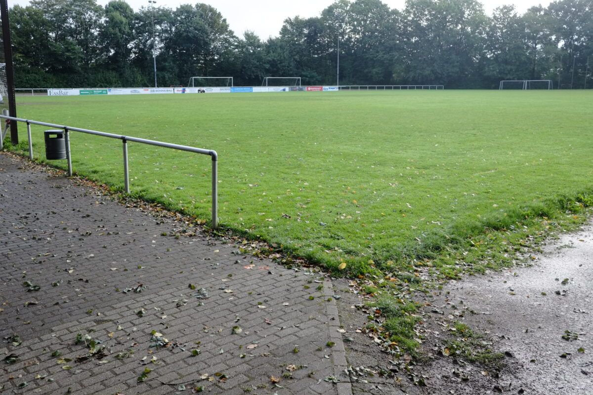 Im dritten Quartal soll es mit den Bauarbeiten losgehen: der Sportplatz am Hillerberg bekommt zwei Kunstarsenplätze und ein neues Funktionsgebäude mit Umkleiden, Duschen und Lagerräumen