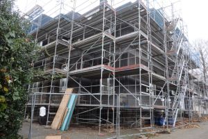 Das sieht nach Arbeit aus: eingerüstetes Altes Amtshaus Harpen. Die Sanierung soll teurer werden als gedacht. Das Dach ist kaputter als gedacht