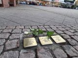 Stolpersteine wurden von Kinder und Jugendlichen gereinigt