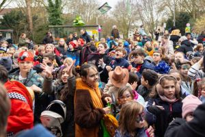 Mitarbeitende der VBW warfen fleißig Kamelle für den Kinderkarnevalszug. Foto:  Dominik Neugebauer, VBW