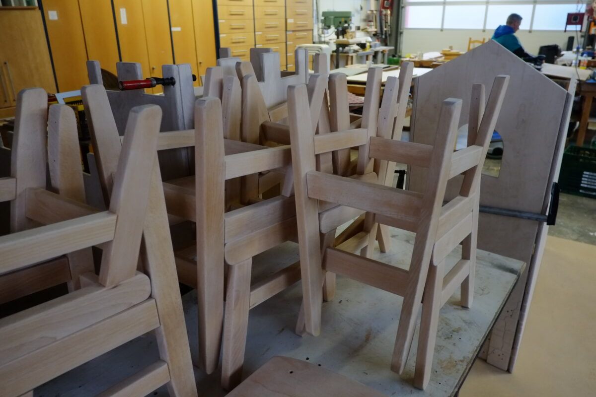 Suchtkranke reparieren Kindergartenmöbel
