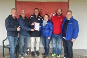 Urkundenübergabe mit (v.l.) Thorsten Neumann (Bezirksvertretung), Andreas Naschke (Jugendwart), Philipp Senge (Jugendleiter), Pamela Ziesche (Fachkraft Sportjugend), Holger Dany (2. Vorsitzender) und Heiko Schneider (Vorsitzender Sportjugend). Foto: Stadtsportbund Bochum