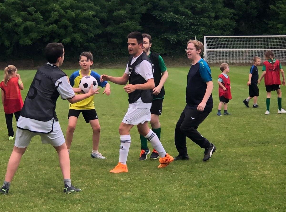 Die Inklusionsmannschaften des VfB Langendreerholz trainieren immer Mittwochs ab halb sechs auf dem Sportplatz an der Hörder Straße