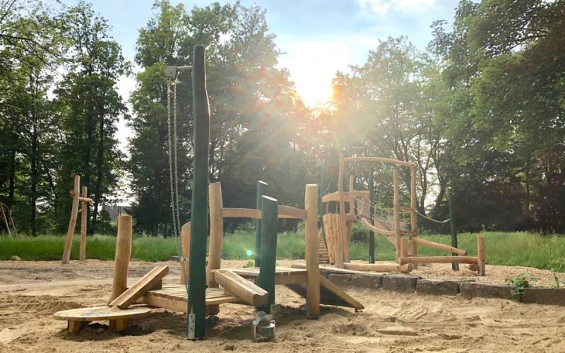 Kicken und Spielen auf dem neuen Spielplatz am Oleanderweg