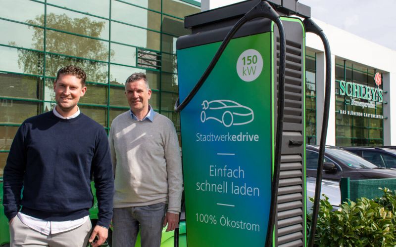 Stadtwerke installieren Schnellladestation für Elektroautos bei Schley's
