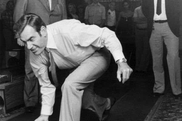 Alte Müser-Brauerei wird Edeka. Karl Semmler (l.), der damalige Bochumer Oberbürgermeister Heinz Eikelbeck (Mitte) und Wolfgang Peker beim gemeinsamen Kegeln. Foto: Eberhard Franken