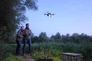 Mit Wärmebildkameras ausgestattete Drohnen der Kreisjägerschaft Bochum überfliegen die Wiesen systematisch
