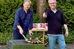 Christopher Becker (li.) und Philipp Hartmann haben zusammen mit den Frauen der AWO-Gruppe Gerthe ehrenamtlich gegrillt - für die Bewohner und Bewohnerinnen an der Lothringer Straße. Foto: AWO
