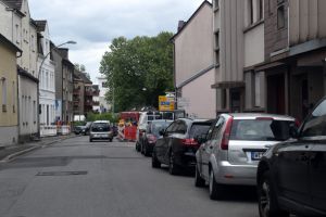 Trotz der durch parkende Fahrzeuge stark verengte Fahrbahn zwischen Schulstraße und Lyrenstraße soll es in diesem Bereich der Weststraße keine Tempo 30-Zone geben. Foto: Peter Mohr