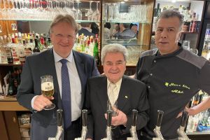 60 Jahre Haus Klee, 90 Jahre Dieter Klee (Mitte) - das feierte er zusammen mit Neffe Oliver (l.), Gastronom Abi Glioula, Verwandten und vielen Stammgästen.