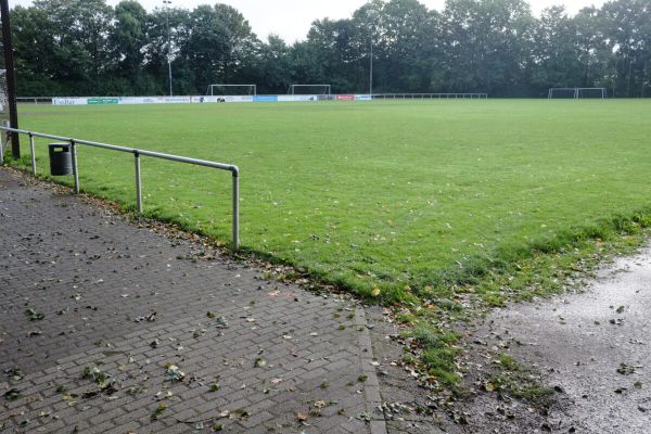 Im dritten Quartal soll es mit den Bauarbeiten losgehen: der Sportplatz am Hillerberg bekommt zwei Kunstarsenplätze und ein neues Funktionsgebäude mit Umkleiden, Duschen und Lagerräumen