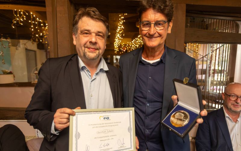 Für sein langjähriges Engagement für die europäische Idee in der schulischen Praxis hat der Bochumer CDU-Europaabgeordnete Dennis Radtke (links) den langjährigen Schulleiter des Walter-Gropius-Berufskolleg in Bochum, Christian Schulz (rechts), mit der Europamedaille der CDU/CSU-Gruppe in der EVP-Fraktion im Europäischen Parlament ausgezeichnet. Foto: Sebastian Sendlak / Bochum Journal