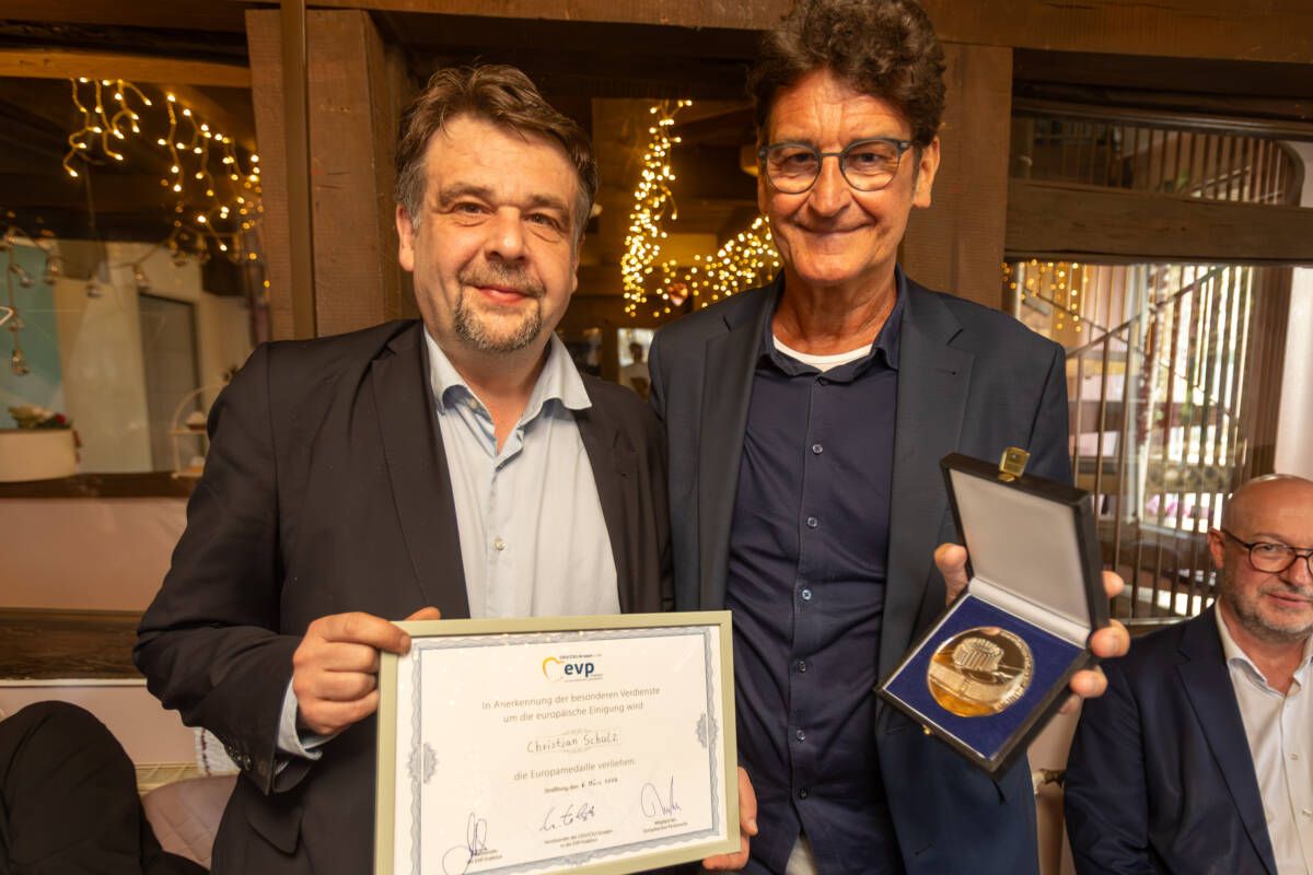 Für sein langjähriges Engagement für die europäische Idee in der schulischen Praxis hat der Bochumer CDU-Europaabgeordnete Dennis Radtke (links) den langjährigen Schulleiter des Walter-Gropius-Berufskolleg in Bochum, Christian Schulz (rechts), mit der Europamedaille der CDU/CSU-Gruppe in der EVP-Fraktion im Europäischen Parlament ausgezeichnet. Foto: Sebastian Sendlak / Bochum Journal
