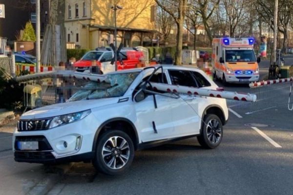 Glück im Unglück für Bochumerin: Bahnschranke durchbohrte Fahrzeug