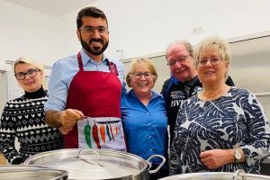 Bundestagsabgeordneter Serdar Yüksel hat in der Vergangenheit oft in der Weihnachtszeit in der Küche selbst Hand angelegt.