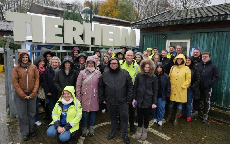 Kräftig mit angepackt haben Mitarbeitende der Stadtwerke im Tierheim Bochum.