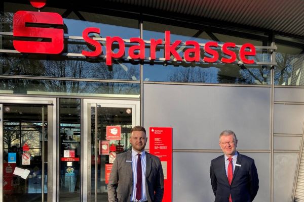 Sparkasse Bochum: Generationswechsel am Rosenberg Moritz Katzer übernimmt von Uwe Blötner-Schlenkhoff