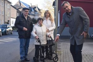 Die Anwohner Carsten Stadie (rechts) und Kerstin Wurzer-Stadie nehmen gemeinsam mit den Senioren Ingrid Hofmann und Bogdan Gomolluch die Löcher in Augenschein. Foto: Peter Mohr