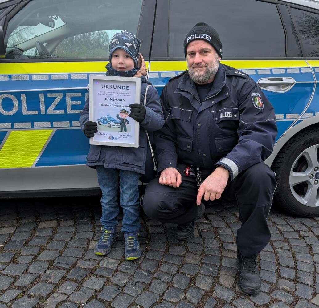 Benjamin (5) erhielt bei seinem Besuch der Bezirksdienststelle der Polizei in Langendreer ein Geschenk und eine Urkunde. Foto: Polizei