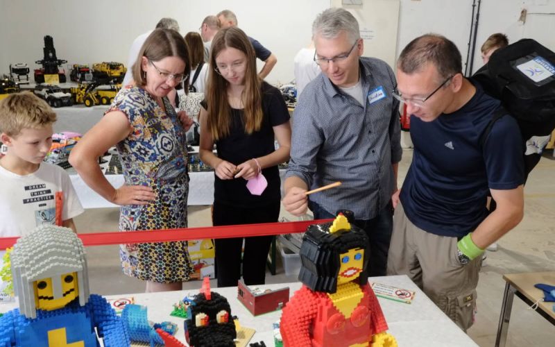 Harpener stellt beim Sommerfest der Bib der Dinge seine Lego-Kreationen aus